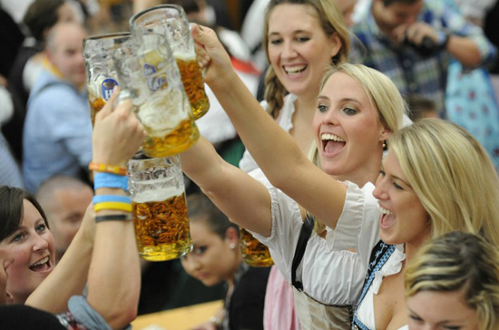 休假制度：欧洲最享受 亚洲最勤奋AG真人游戏第一品牌盘点各国带薪(图2)